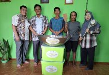 Dorong Kualitas dan Nilai Jual, Tim PkM Polnes Beri Peralatan ke Perajin Gula Aren Kukar