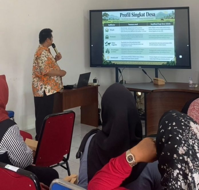 PKM di Desa Beringin Agung Kukar, Dosen dan Mahasiswa Polnes Ajarkan 7 Unsur Sapta Pesona